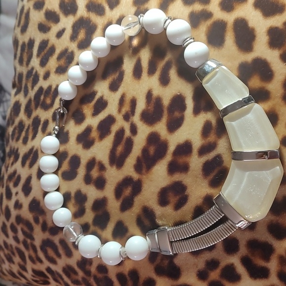 Necklace/White&Silver - Picture 2 of 7